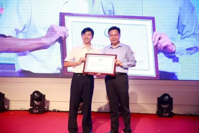東莞市科技局吳世文局長(zhǎng)向徐董事長(zhǎng)授予監(jiān)事長(zhǎng)單位證書